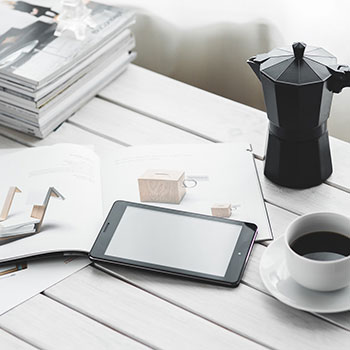 爆料！某大牌球星深夜出现在夜店被拍，第二天训练直接迟到，主教练脸都绿了。